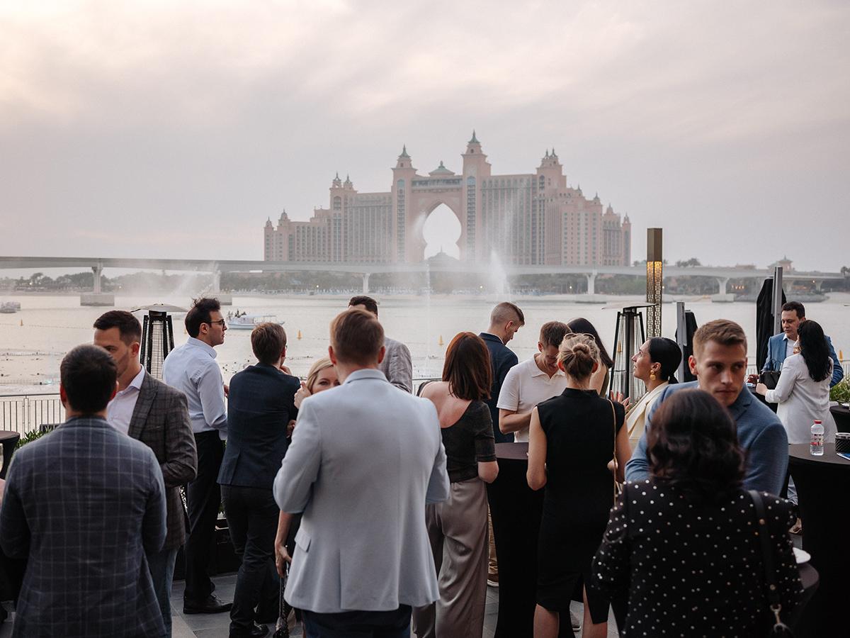 Деловой день гости провожали коктейлями на террасе бара отеля Caesars Palace Dubai.