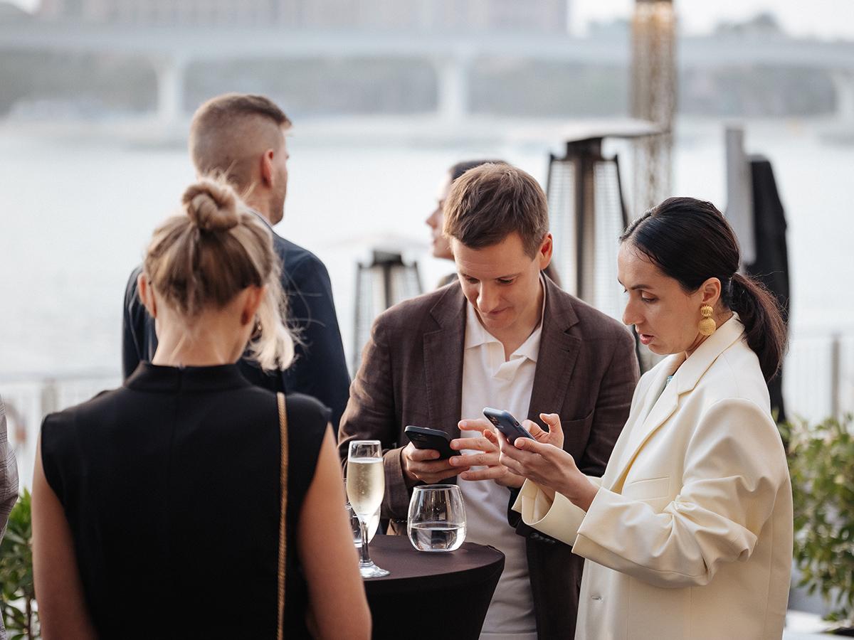 И если обмен контактами — обязательный ритуал, который может привести к началу крепкого международного сотрудничества...