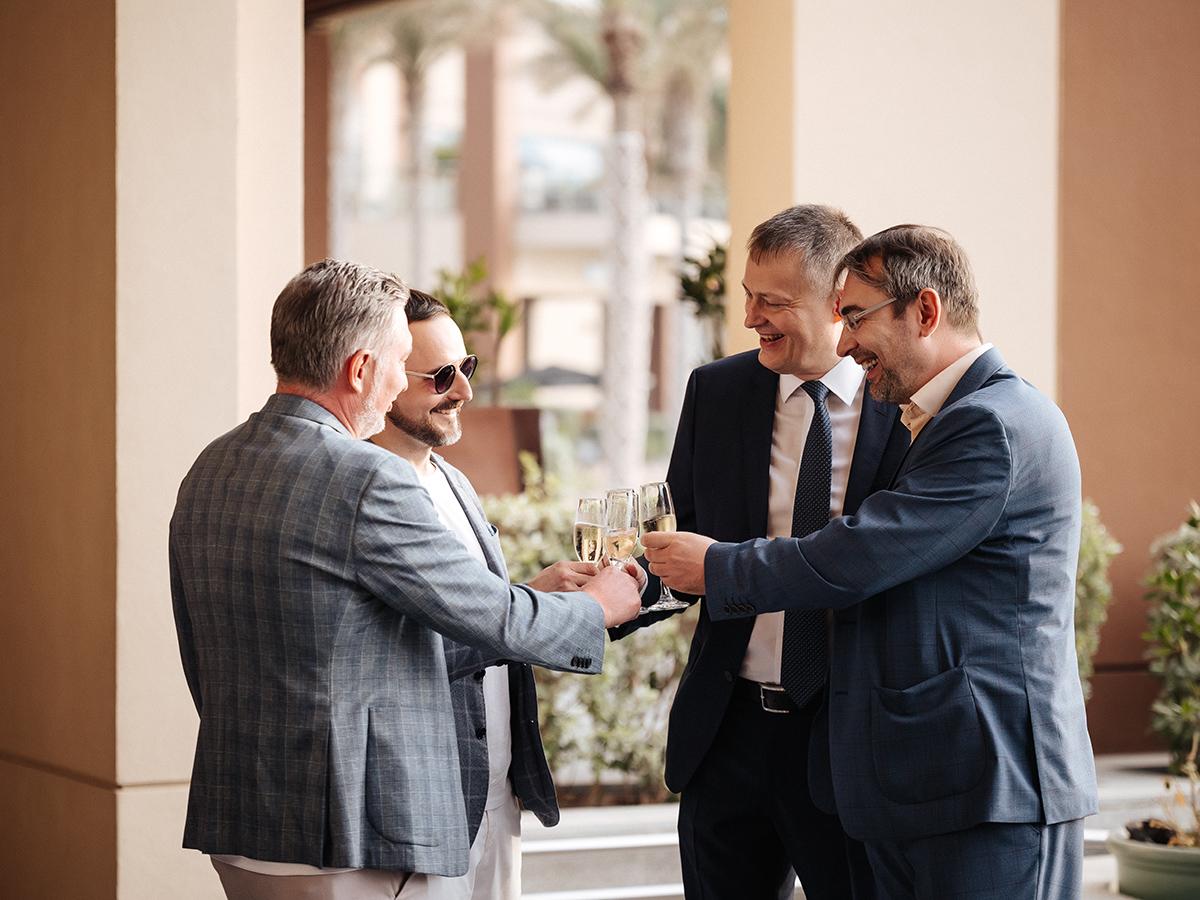 ...то поднятие бокала шампанского — лучший способ завершить столь насыщенное мероприятие и отметить его успех.