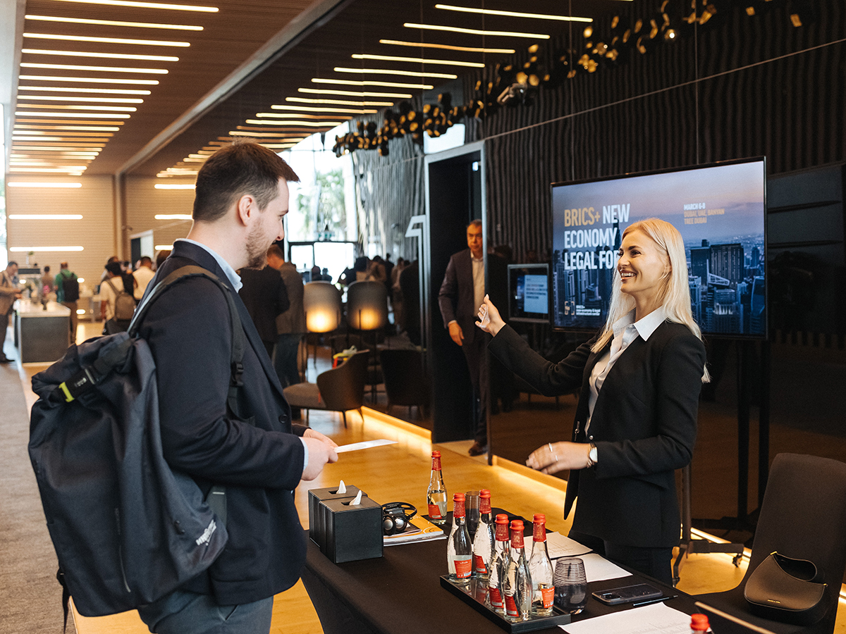 На второй день гости переместились в Dubai Chambers. Их ждала насыщенная программа бизнес-дня из семи мероприятий, где выступали спикеры из Бразилии, ОАЭ, России, Турции и Швейцарии.