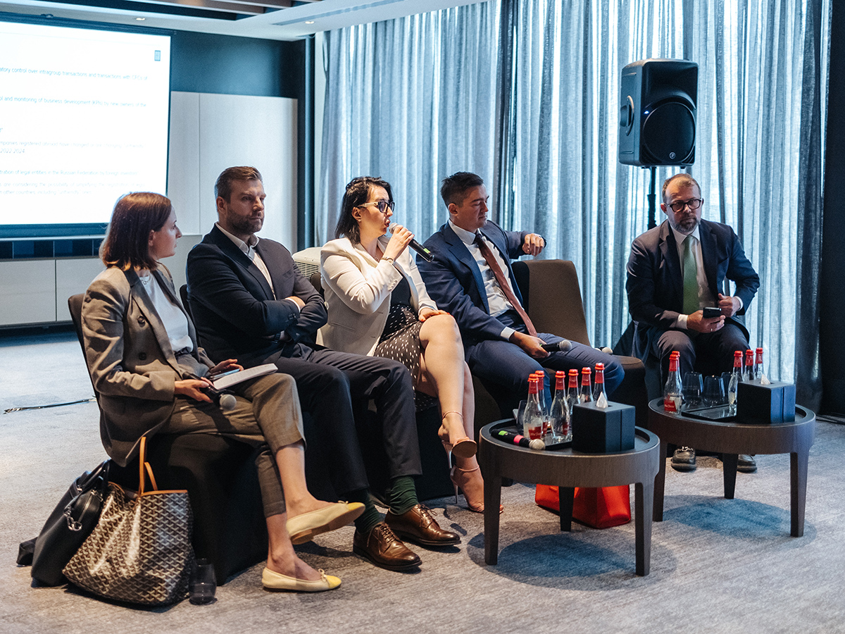 На проходивших одновременно круглых столах эксперты делились свежими и поворотными практиками для бизнеса, говорили о редомициляции, параллельном импорте и практических вопросах IP-сферы о товарных знаках и франчайзинге.