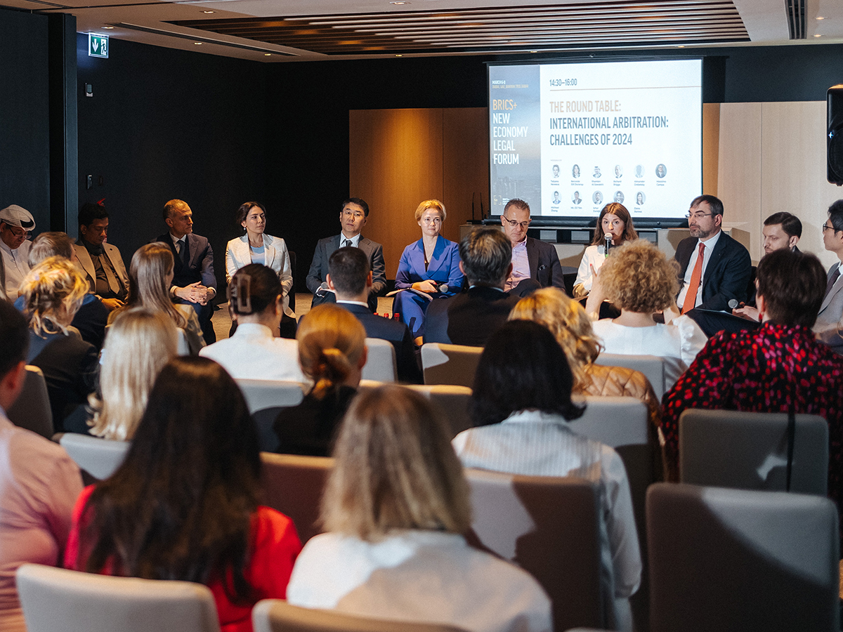 Во второй раз провели и завтрак международных арбитражных институтов, во время которого юристы поделились опытом работы с нейтральными учреждениями Сингапура, Гонконга и Дубая.