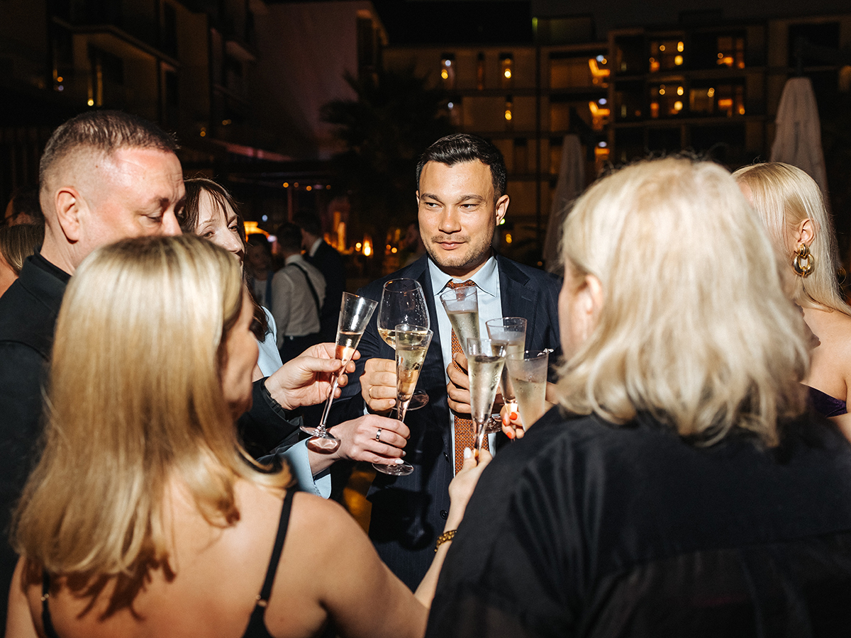 ...и поднять бокал шампанского за то, чтобы повторить и приумножить этот успех в будущем.