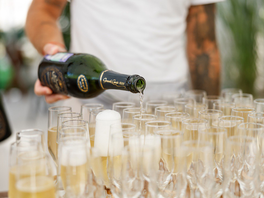 Собравшихся ждал DJ-сет, морские деликатесы, авторские коктейли и фужеры с ледяным игристым.