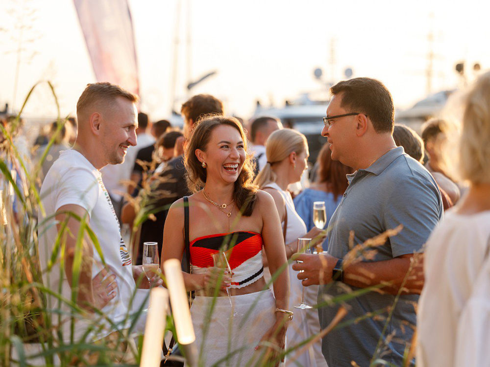 На форум приехали десятки участников из разных городов. Среди них топ-менеджеры различных компаний и сотрудники федеральных и региональных юрфирм.