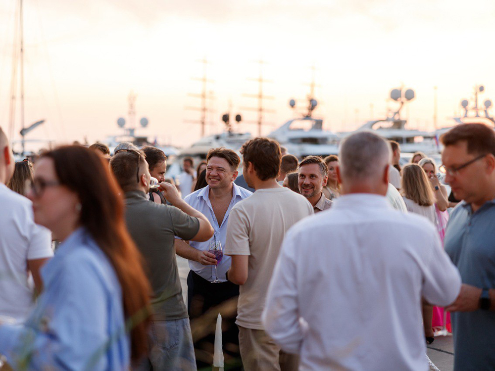 Приветственный прием — это возможность пообщаться с коллегами в неформальной обстановке.