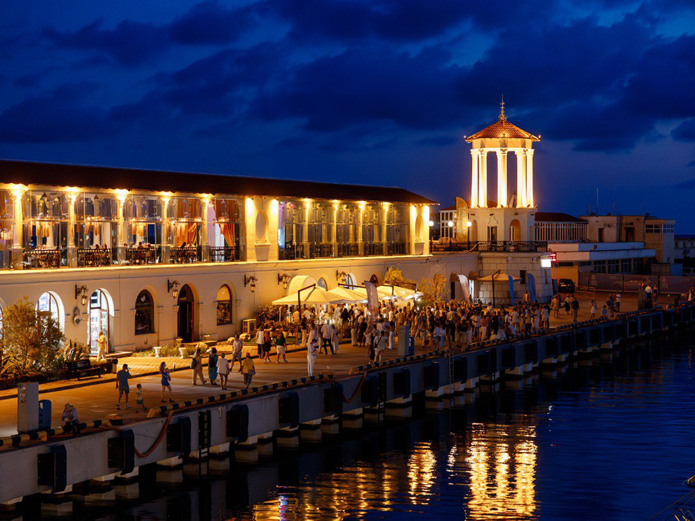 Участники собрались в уютном ресторане в здании Морского порта.