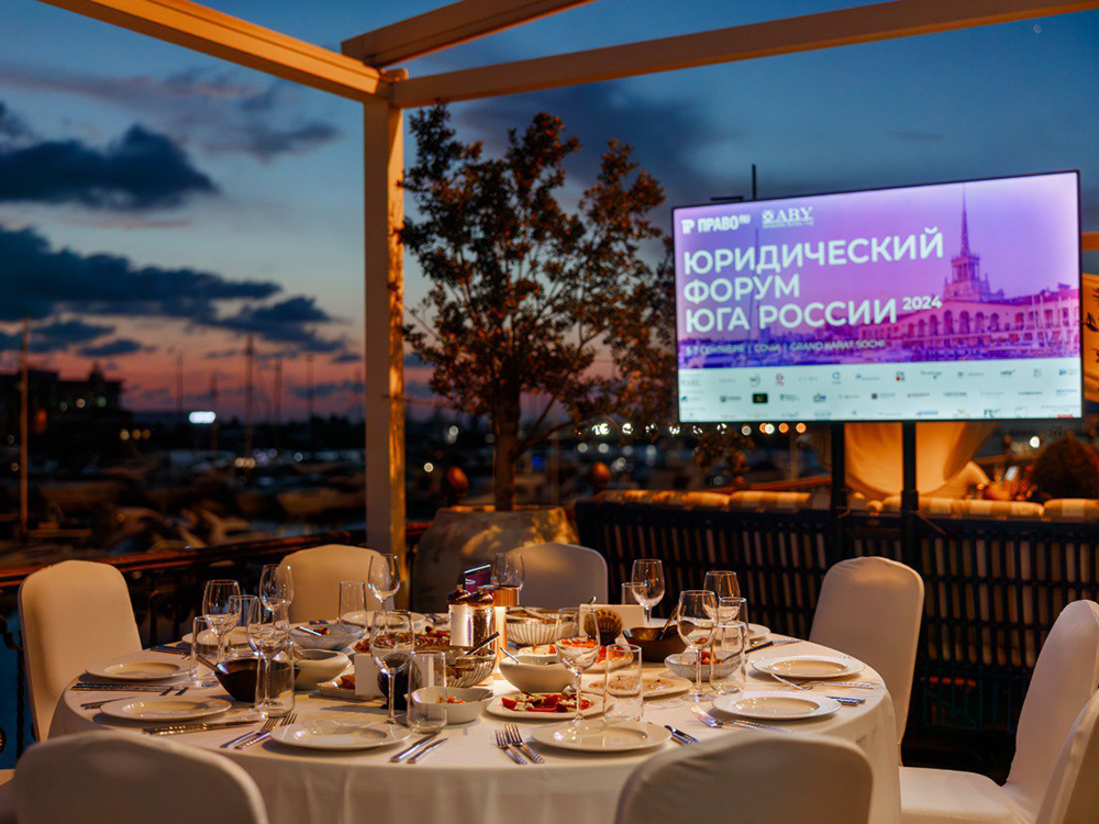 В этот же вечер гостей форума ждал закрытый ужин и игра «Что? Где? Когда?».