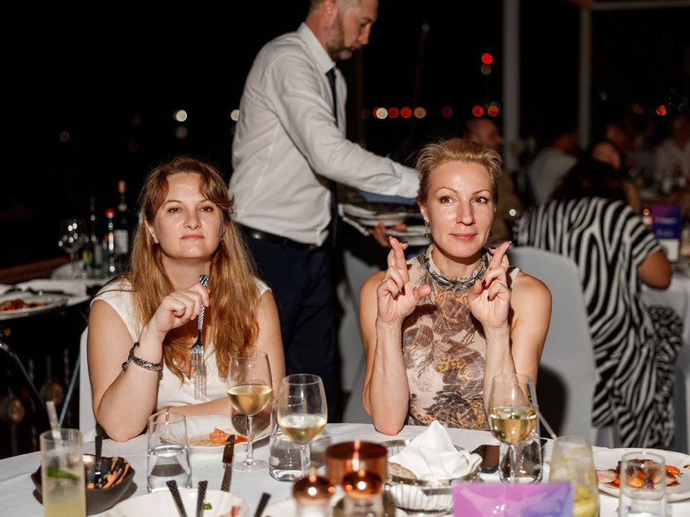 Участников случайным образом разделили на восемь команд, каждая из которых отвечала на вопросы ведущего.