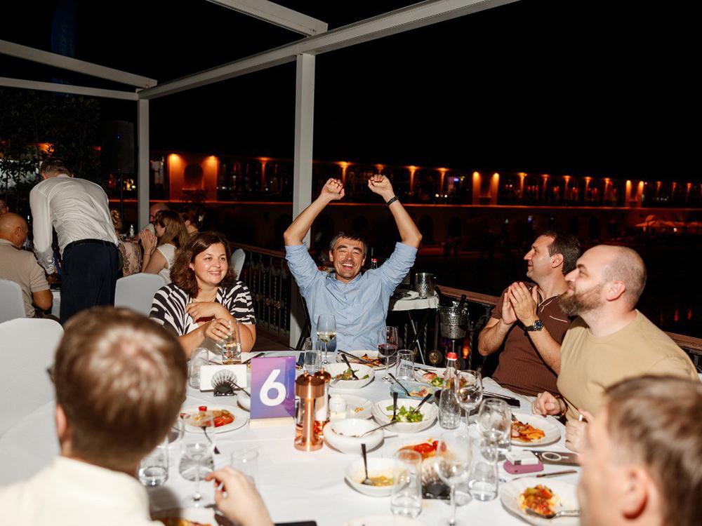 Игра выдалась напряженной и эмоциональной. На фото — неподдельная радость после правильного ответа команды.