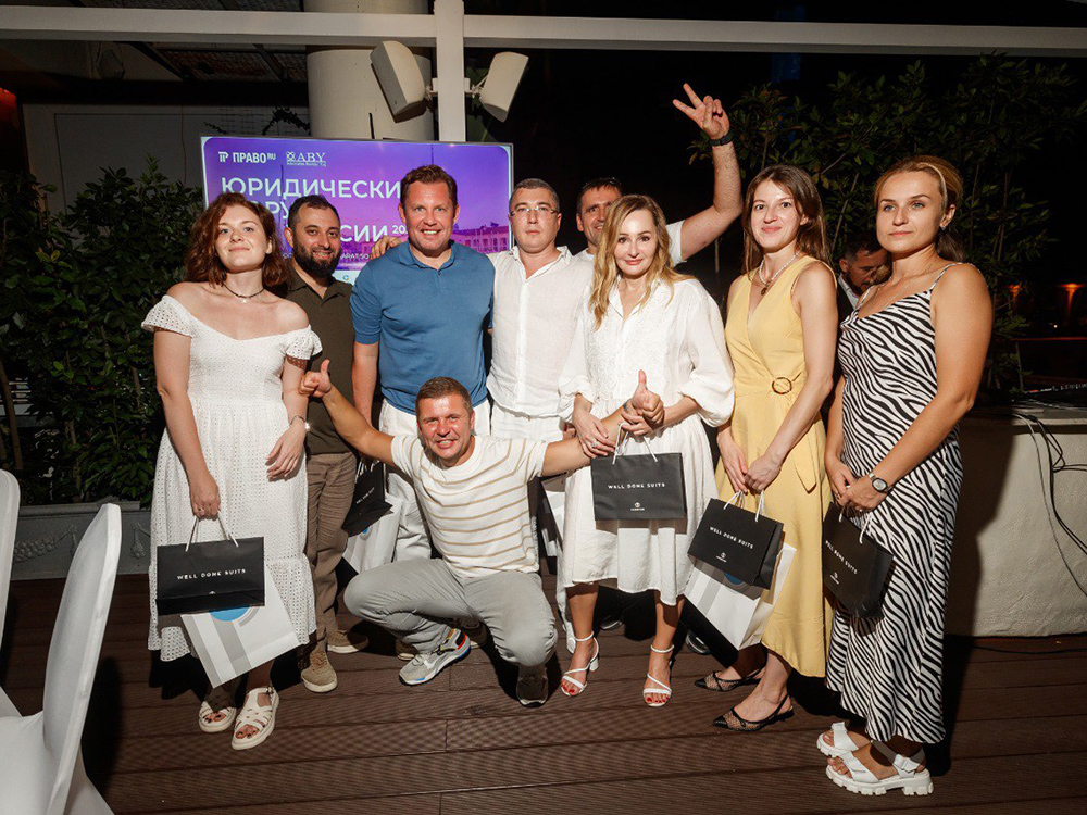 Победившая команда Druzia Druzya XL позирует после награждения.