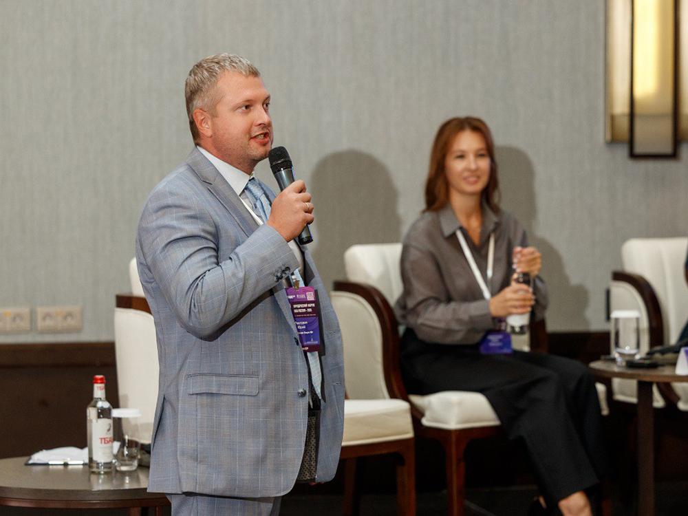 Собравшихся поприветствовал Юрий Пустовит, управляющий партнер АБ «ЮГ». Право.ru вместе с адвокатским бюро организует сочинский форум. 