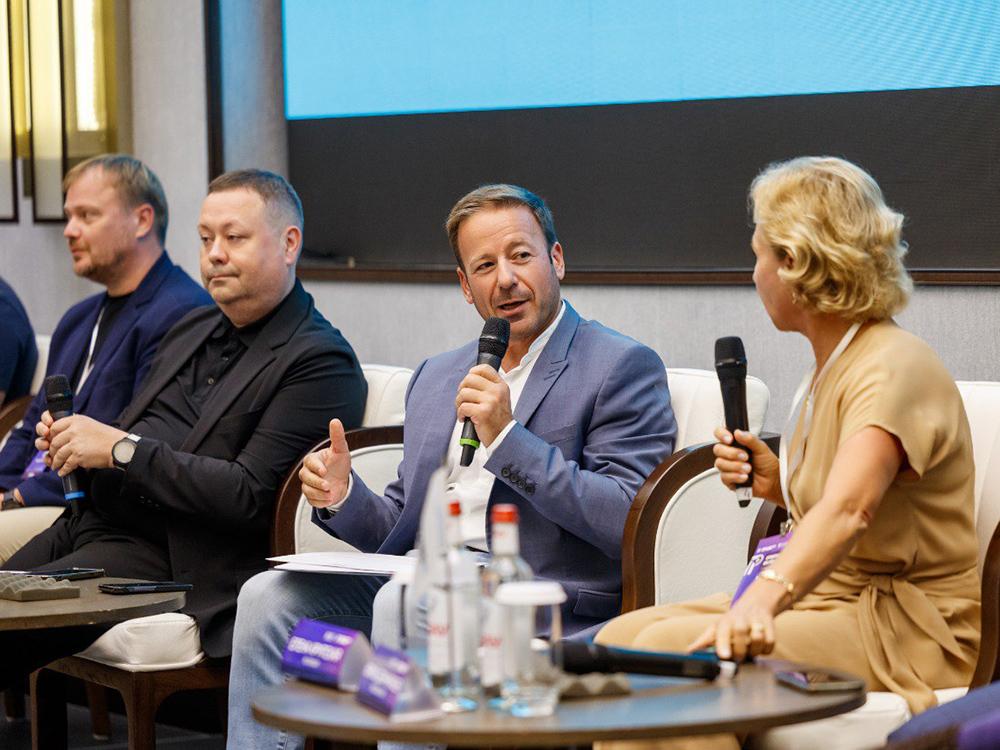 В рамках последней панели эксперты рассказали о построении команды, лидерстве, поиске клиентов и контрагентов. Модерировали сессию главный редактор Право.ru Борис Болтянский и коммерческий директор Алексей Отраднов.