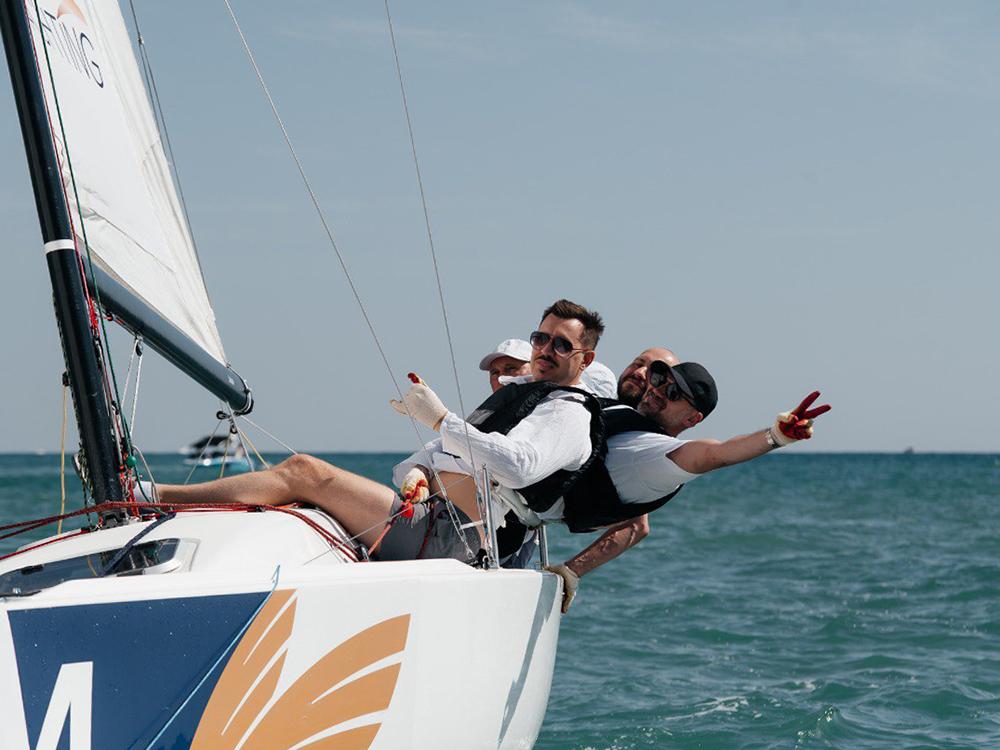 Как и в их работе, здесь важна слаженность действий команды. 