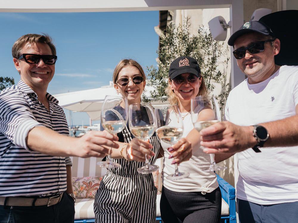 После участники подняли бокалы в честь завершения форума в Сочи.