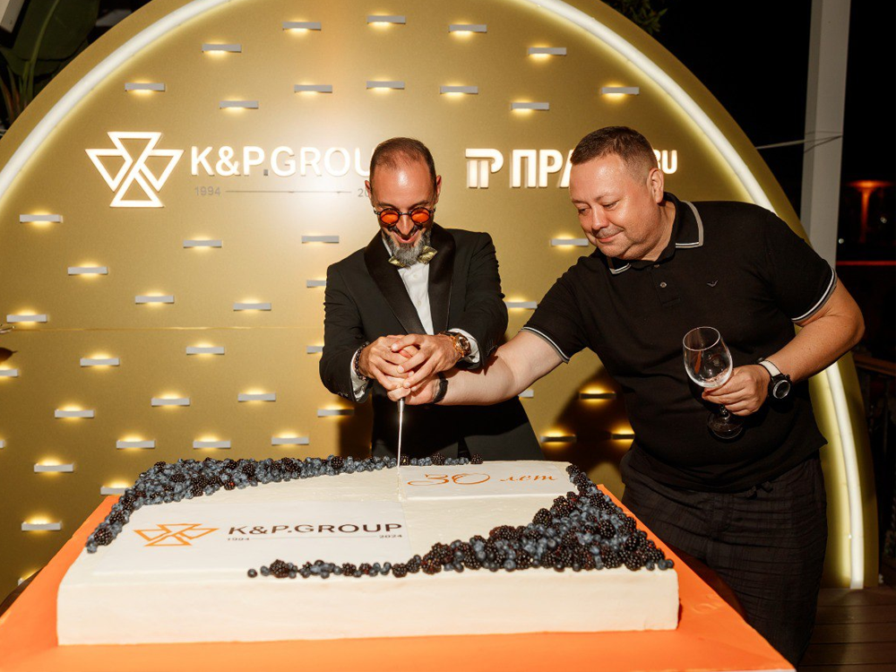 Сразу после все собрались на коктейле. В честь своего 30-летия юрфирма K&P.Group устроила лотерею. Также всех угостили праздничным тортом. 