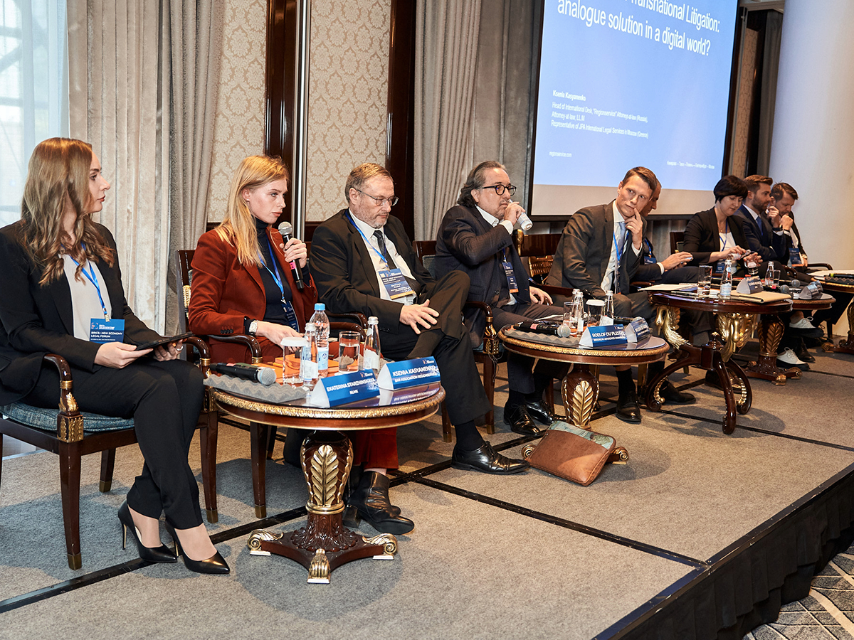 Параллельно прошло и несколько круглых столов. Один из них был посвящен разрешению международных споров и арбитражу. Спикеры рассказали об особенностях признания решений в Южной Африке, Бразилии и текущих ограничениях ЕС. Еще собравшиеся обсудили возможность создания единых правил для приведения решений в исполнение в странах БРИКС.