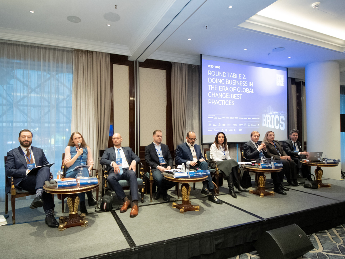 За другим круглым стол под названием «Doing business in the era of global change: лучшие практики» гости делились опытом, как БРИКС и ассоциации внутри него помогают компаниям в разных странах вести бизнес с учетом геополитического контекста, а также о последних изменениях в M&A и привлечении иностранных инвестиций.