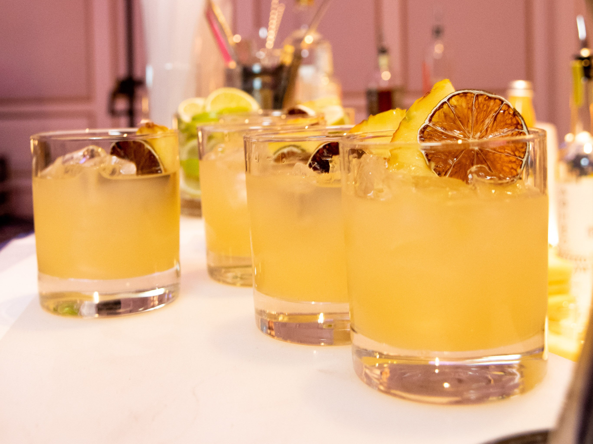 На входе ждали бразильские коктейли от юридической фирмы «Томашевская и партнеры» и латиноамериканские угощения от Латиноамериканской торговой палаты в России.