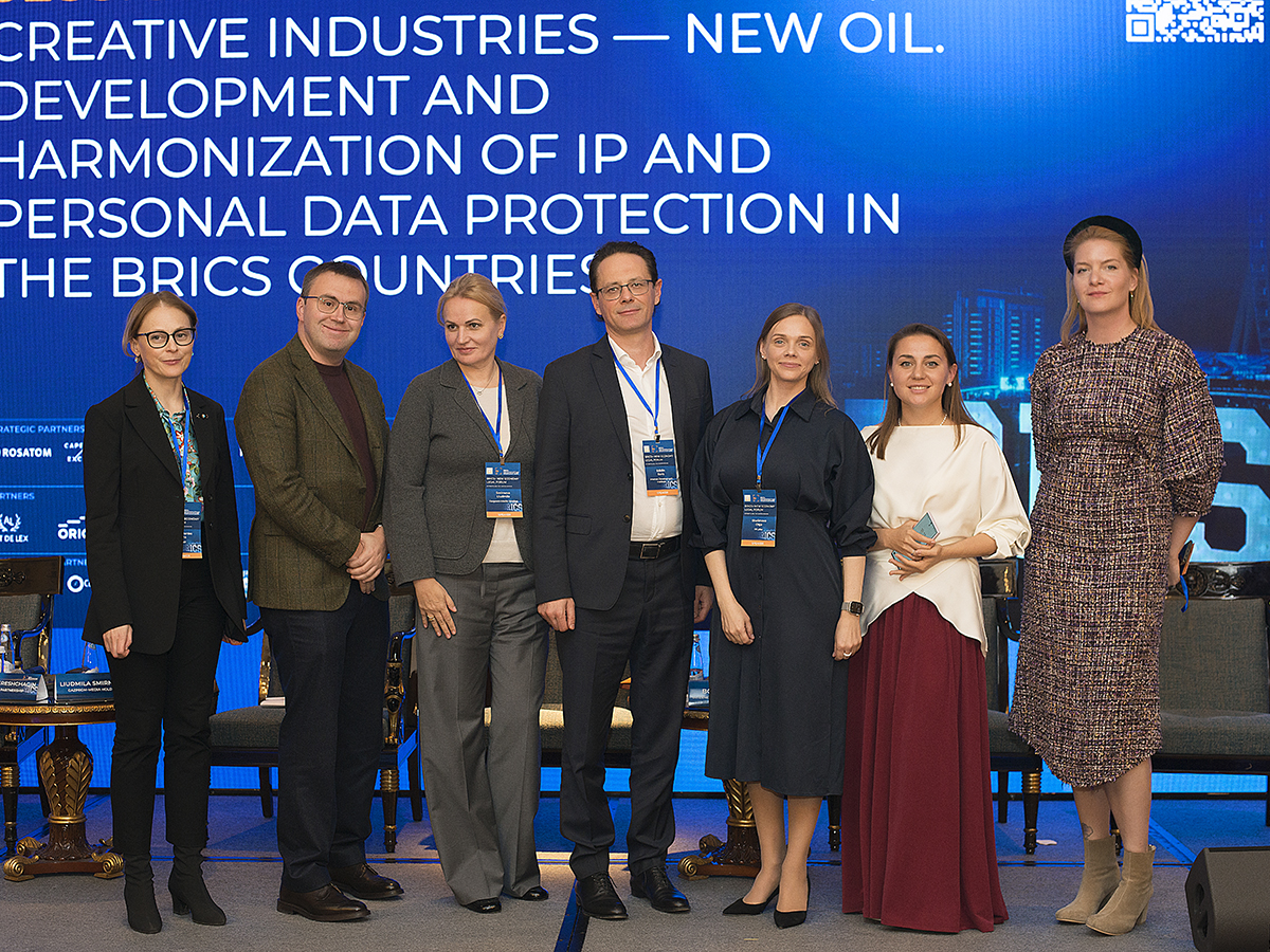 После оживленной дискуссии, спикеры собрались для совместного фото. 