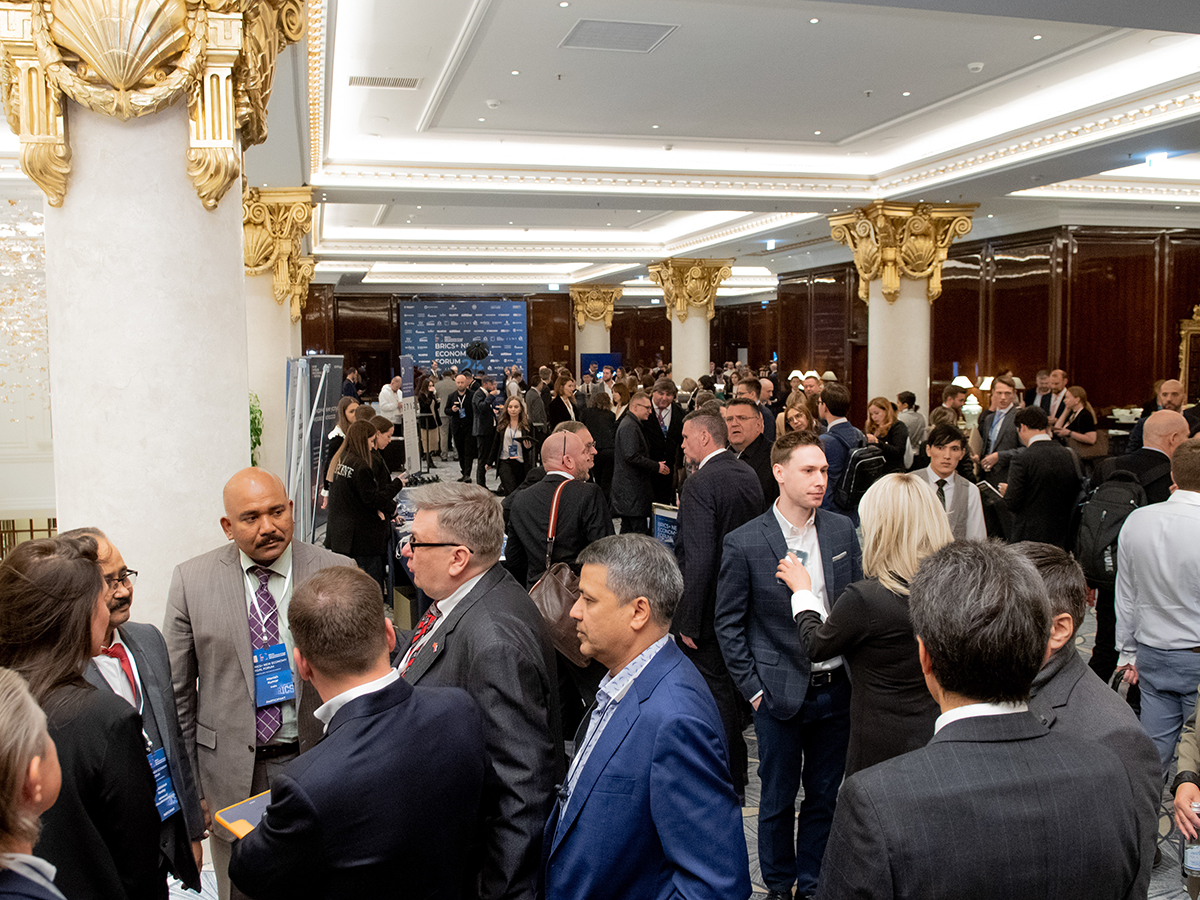 Кофе-брейки между сессиями превращались в не менее оживленные переговорные площадки, где каждый гость находил время для общения и новых контактов.