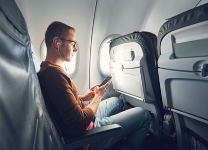 Штраф за использование телефона в самолете увеличат в десять раз
