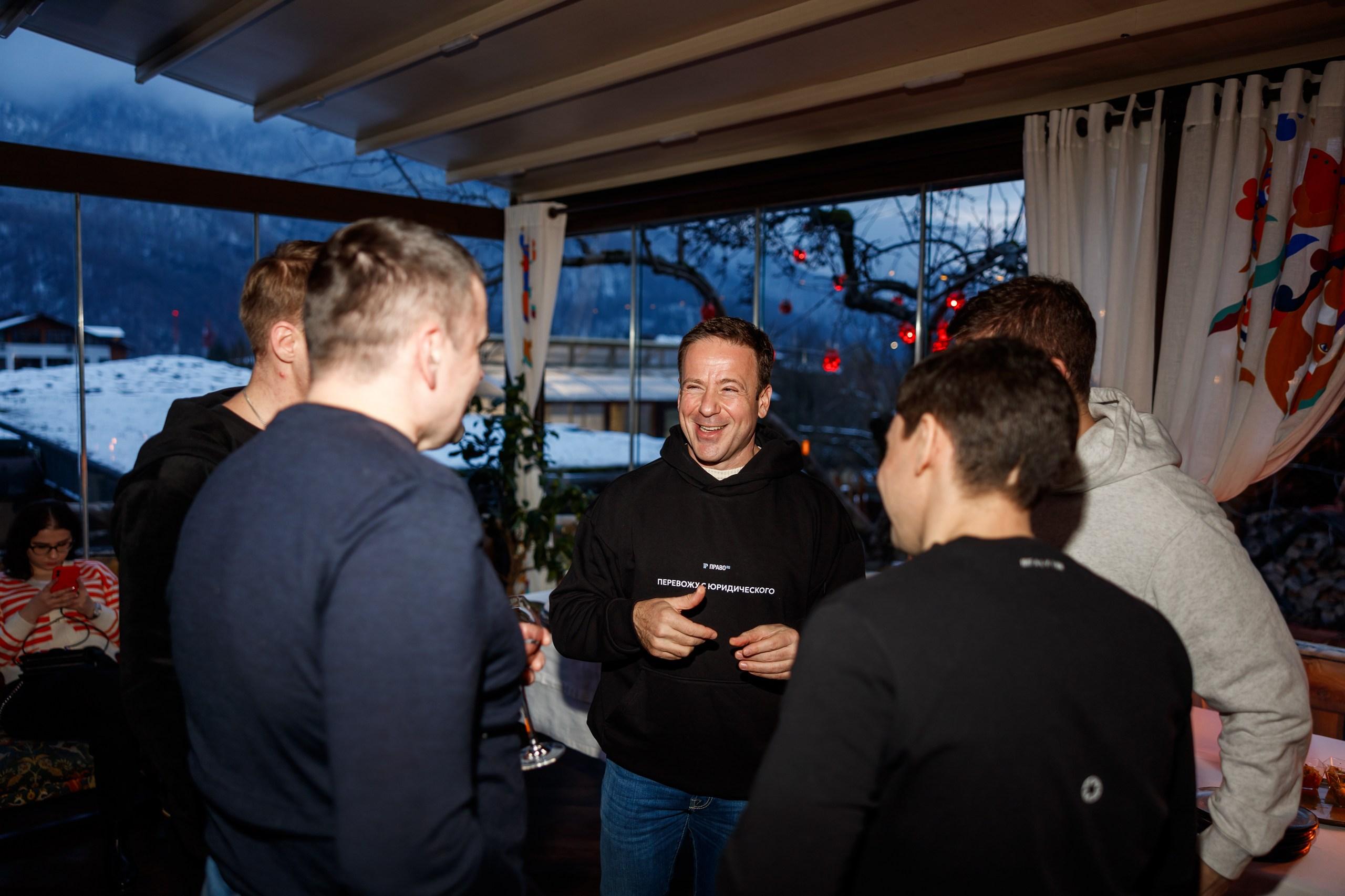 Собравшихся поприветствовал главный редактор Право.ru Борис Болтянский.  