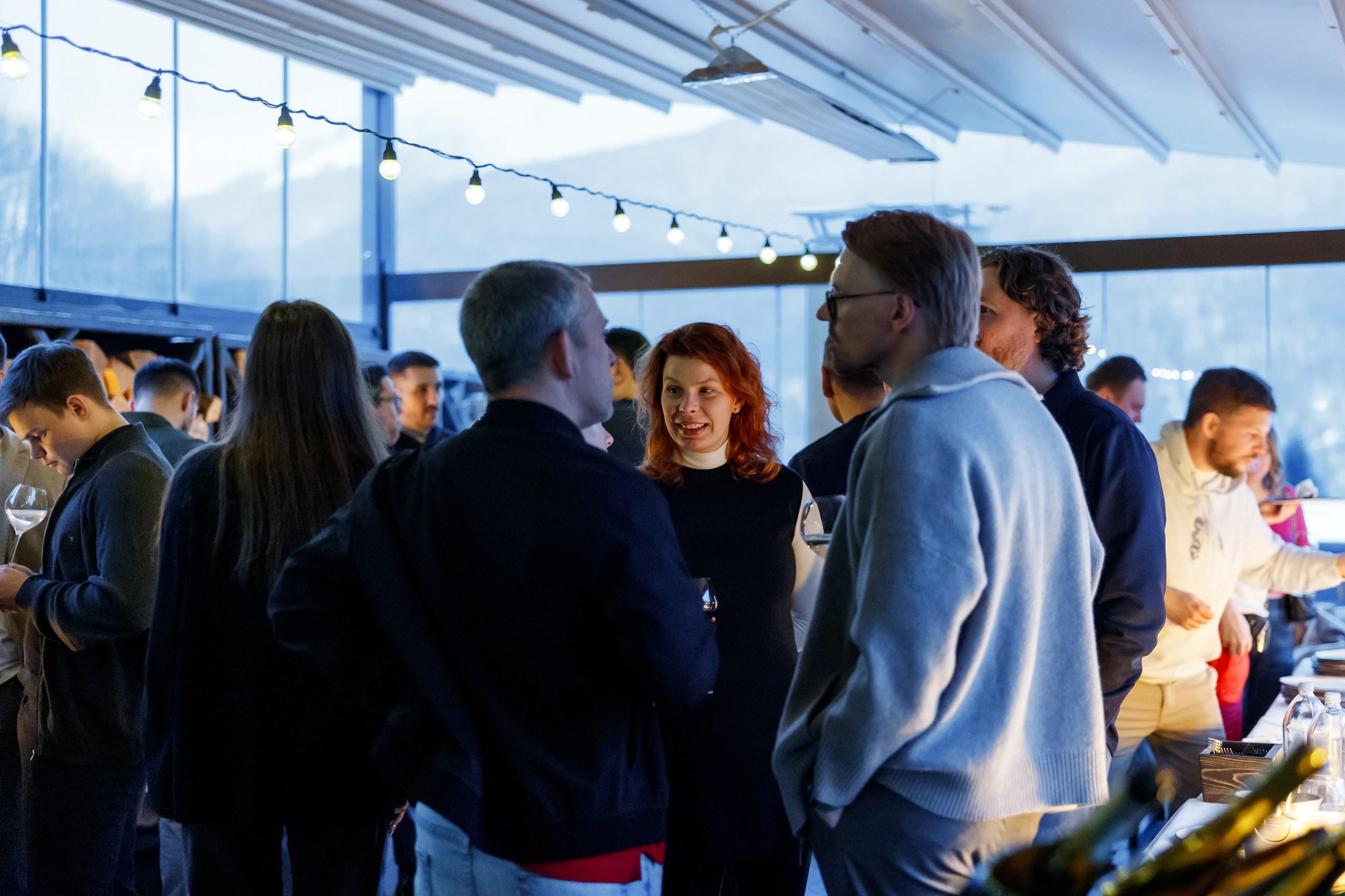 Кто-то с утра уже побывал на склоне и после делился своими эмоциями от катания. А кому-то только предстояло насладиться спуском.