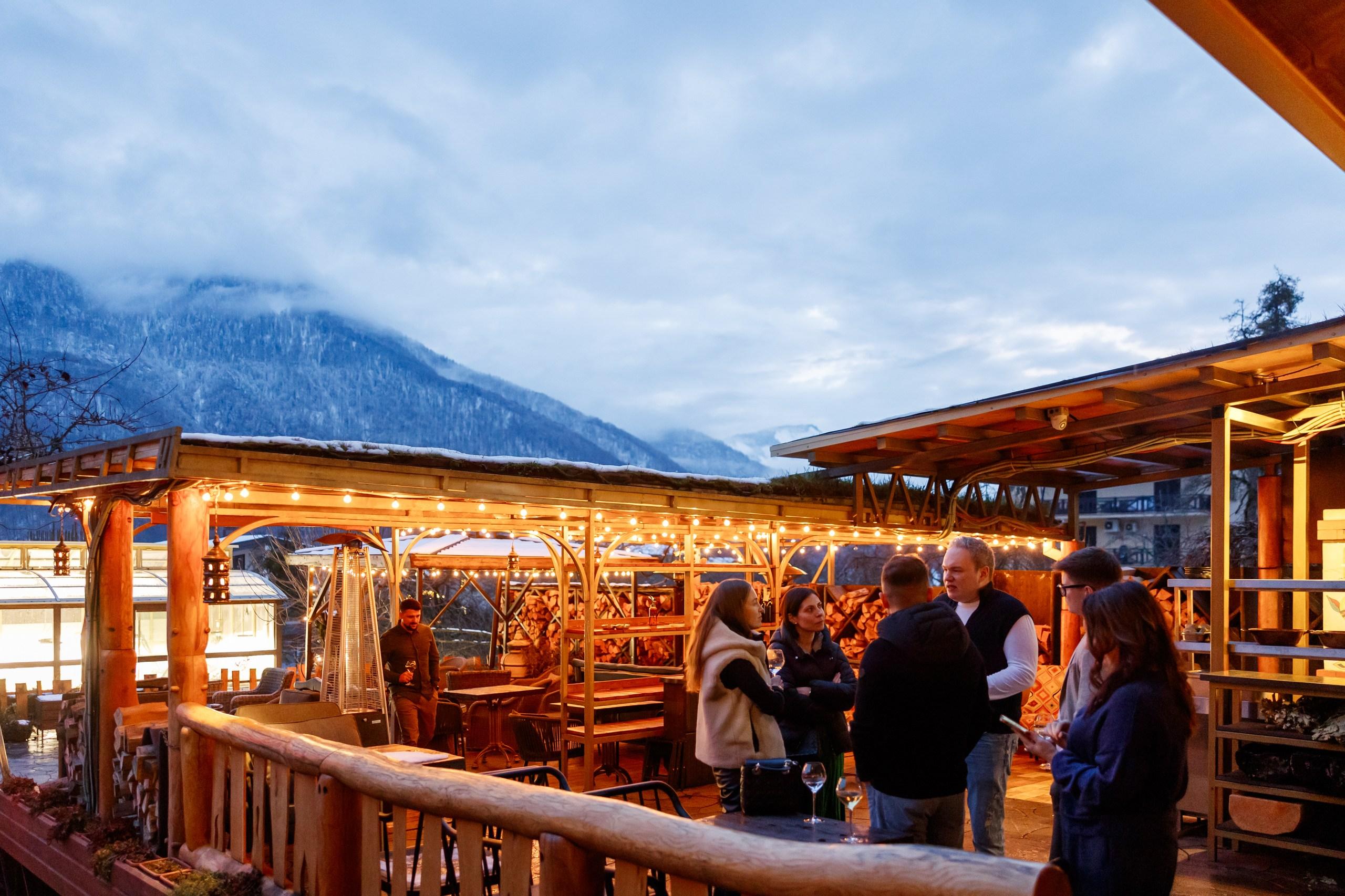 Особой популярностью в этот вечер пользовалась терраса. Тихим зимним вечером там по-настоящему уютно.