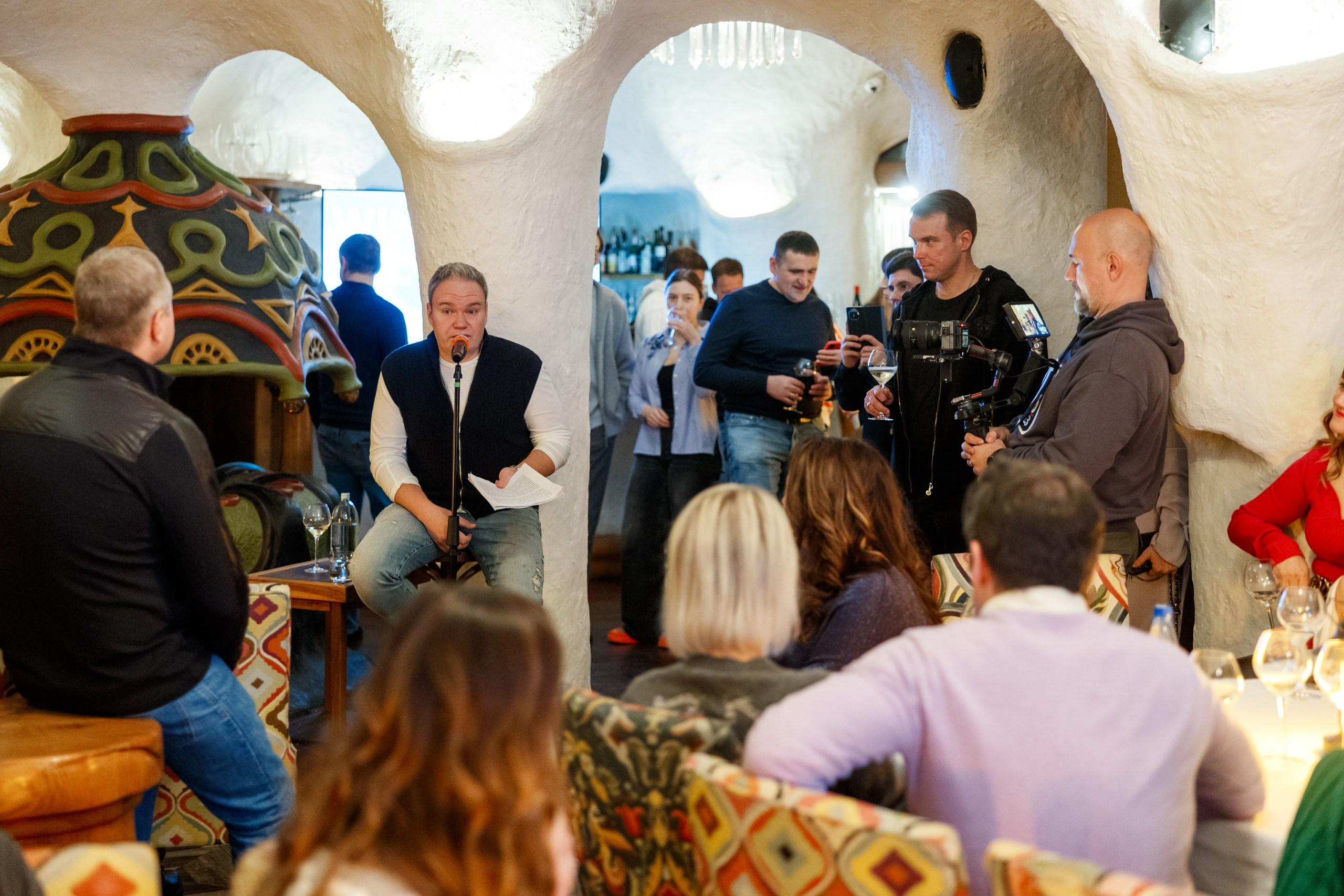 Открыл культурную программу приветственного вечера Максим Извеков, директор по правовым вопросам TMH Group. Он поделился веселыми историями из жизни, которые публиковал в своем телеграм-канале.