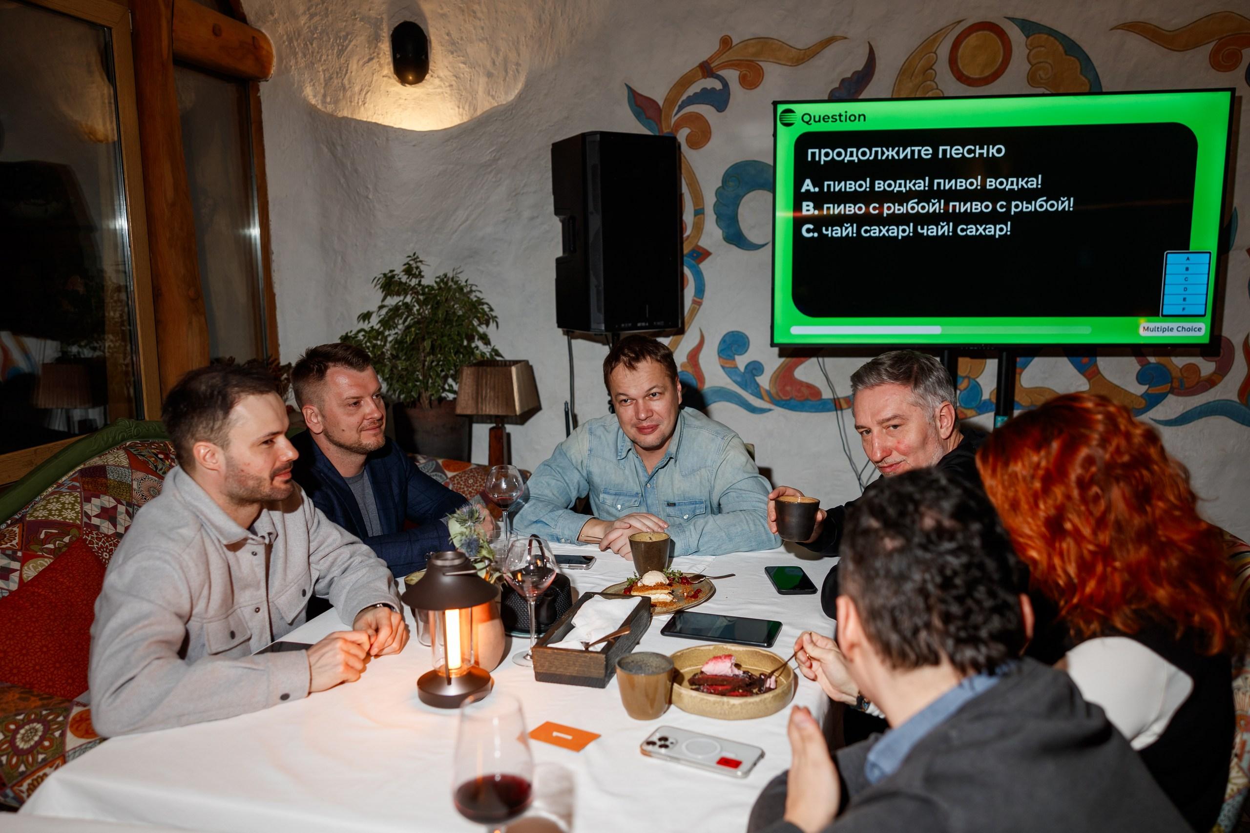 Затем пришло время полюбившегося музыкального квиза. Участники соревновались в знаниях рок-хитов, классических симфоний и песен из рекламы.