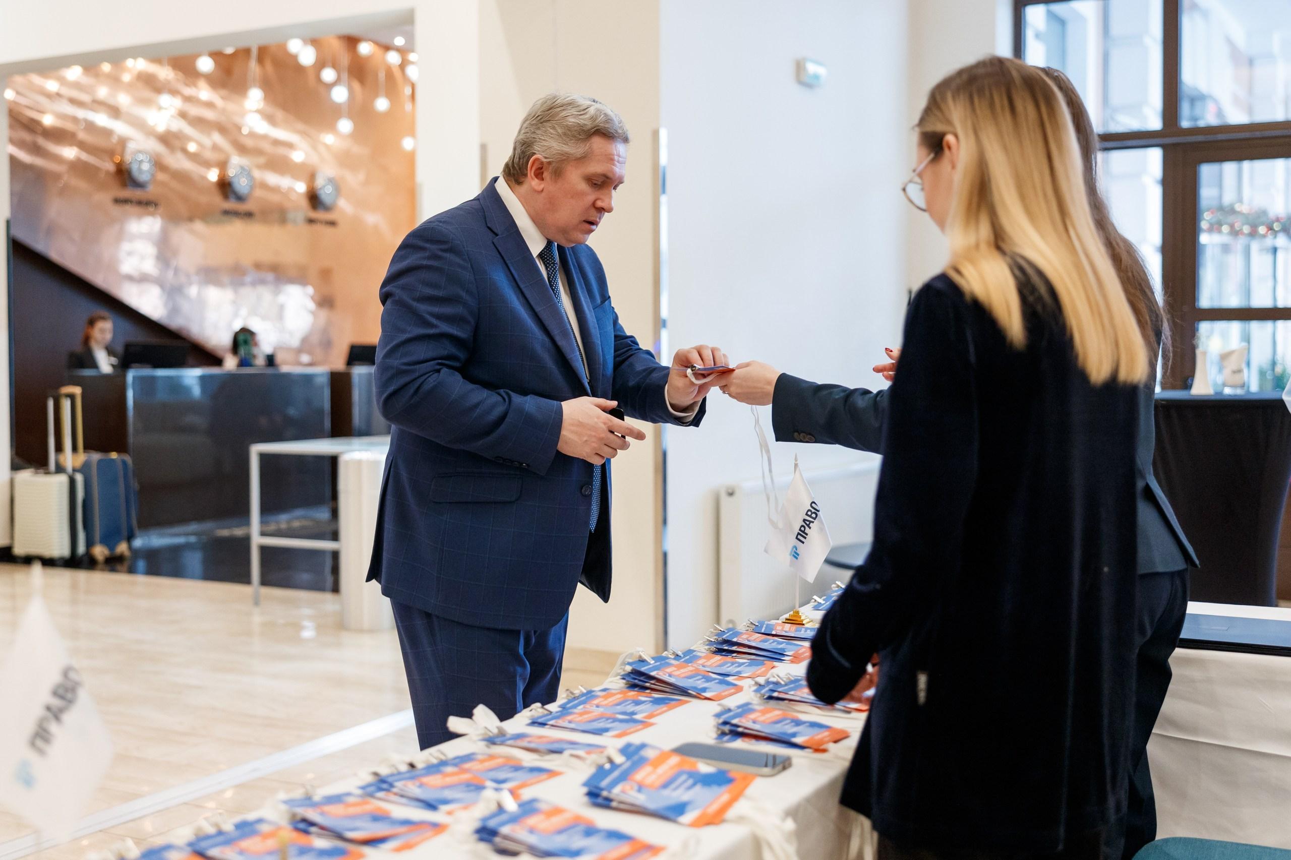 Следующий день юристы встретили в галстуках — началась деловая часть форума.