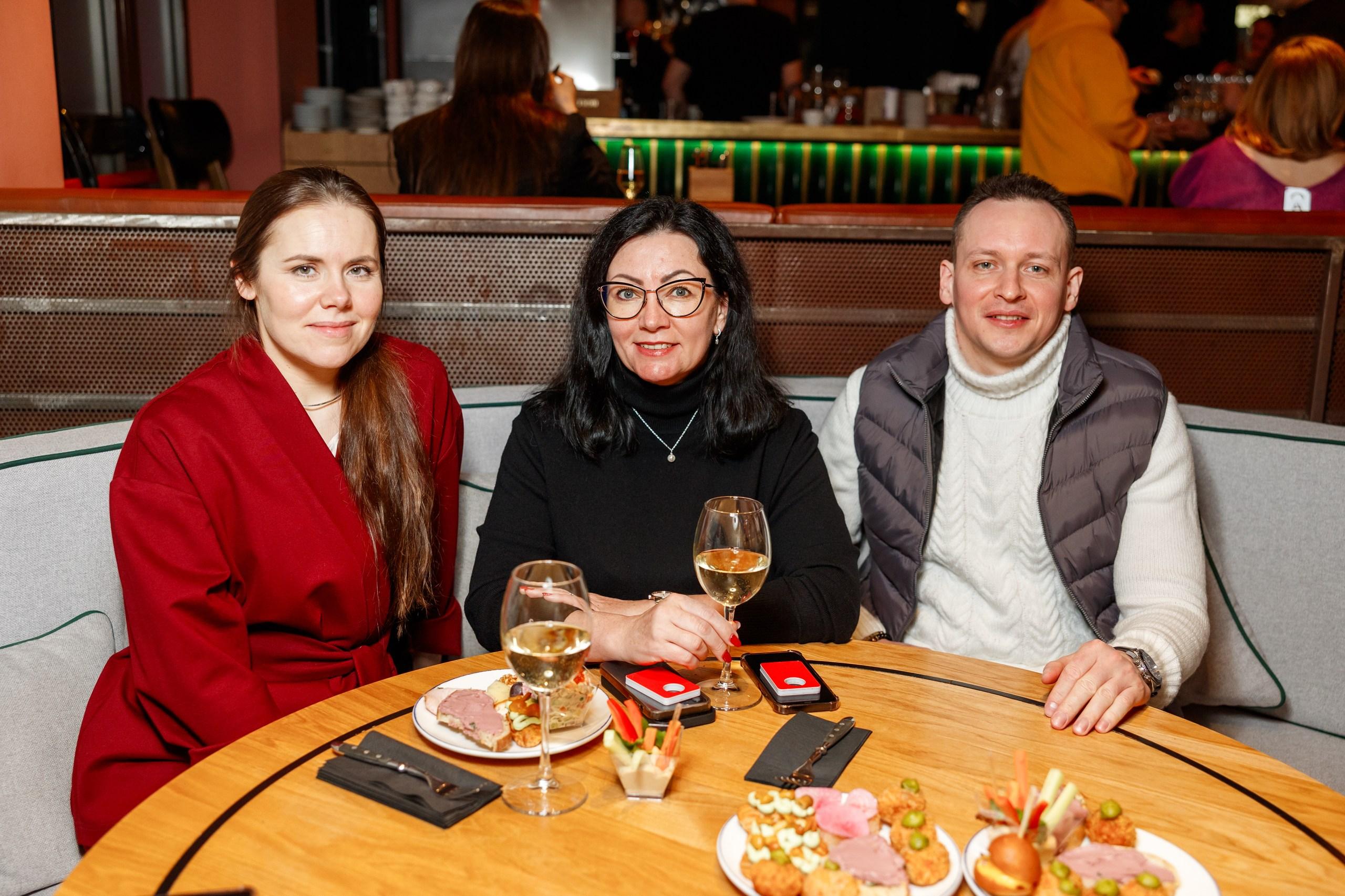 Но в итоге деловые разговоры сменило неформальное общение. Участники делились планами завоевания лыжных трасс и делали ставки на результаты предстоящего соревнования по слалому.