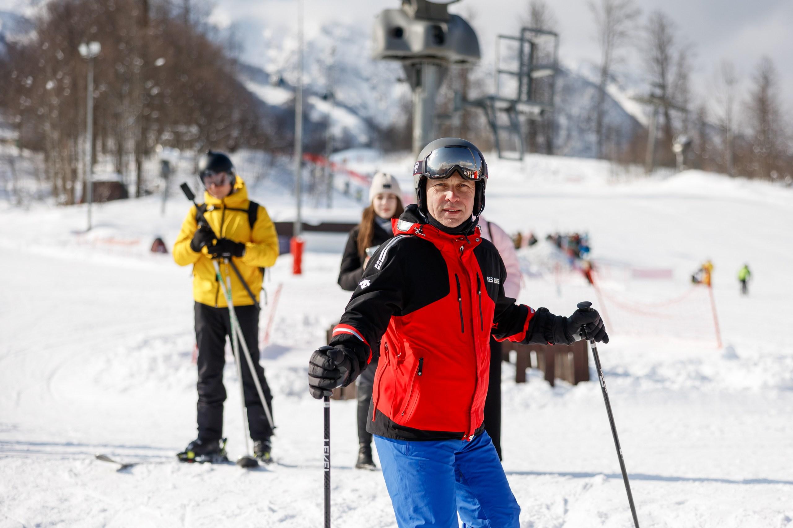 Соревнования начались с утра. В них участвовали два десятка юристов. На выбор предлагали две дисциплины — лыжи и сноуборд. 