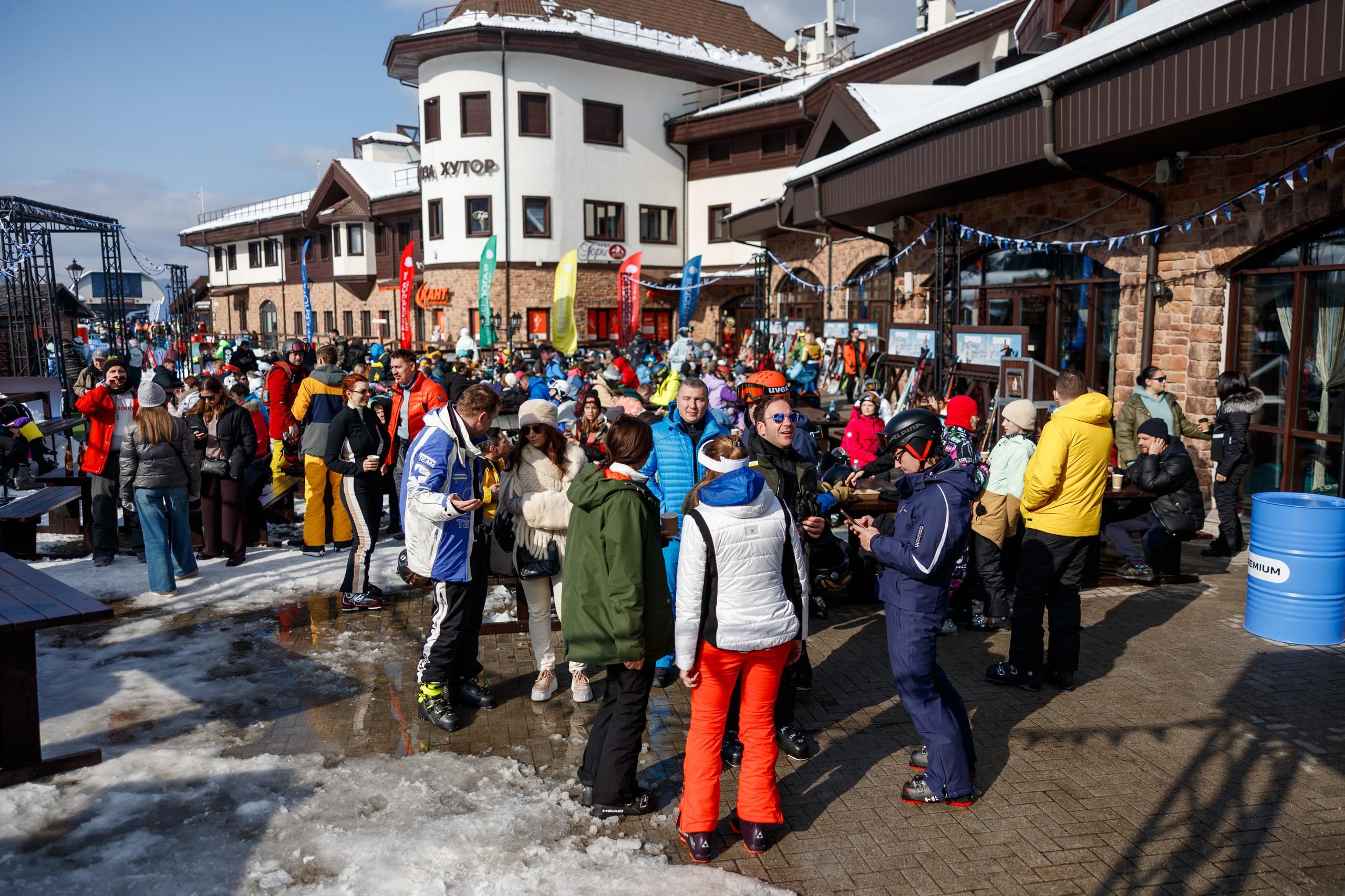 Болельщики дожидались победителей в ресторане Олимпийской деревни.