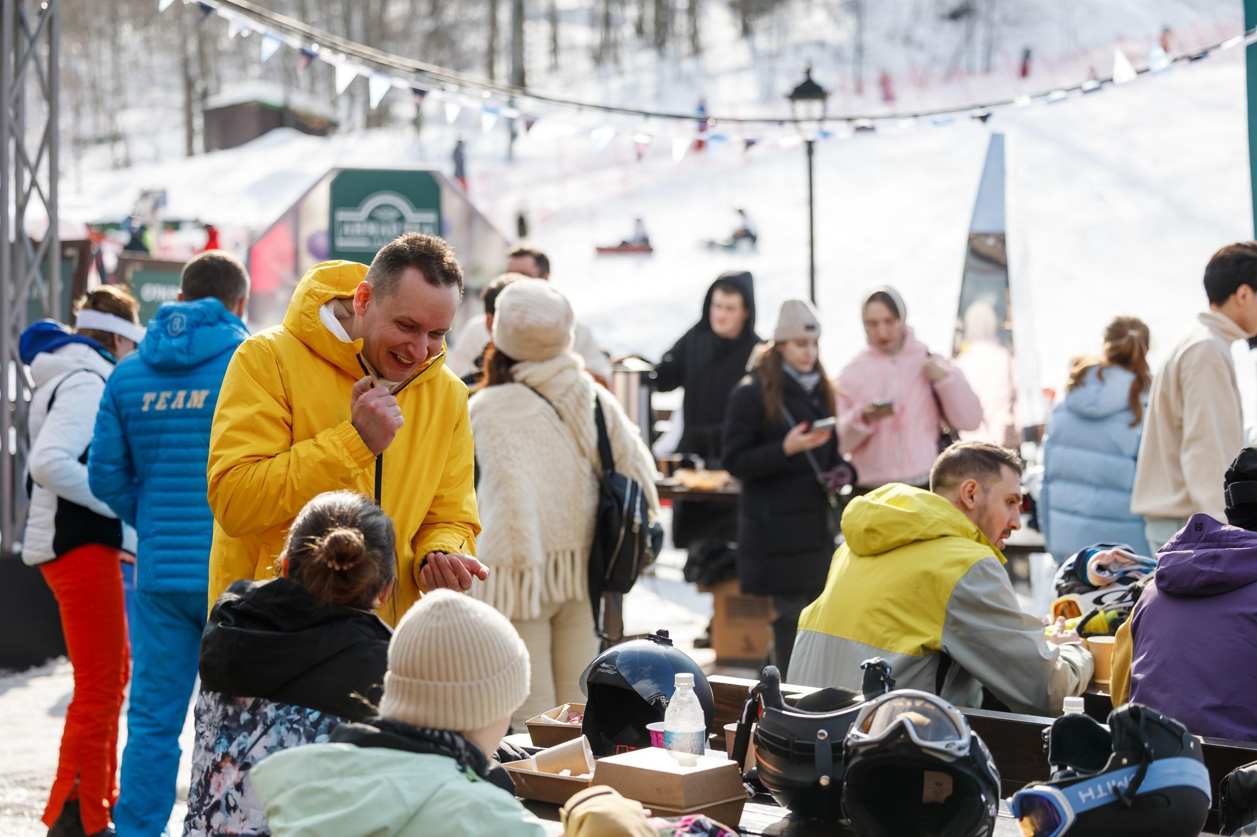 DJ, горячий глинтвейн и плов, приготовленный на свежем воздухе, согревали участников.