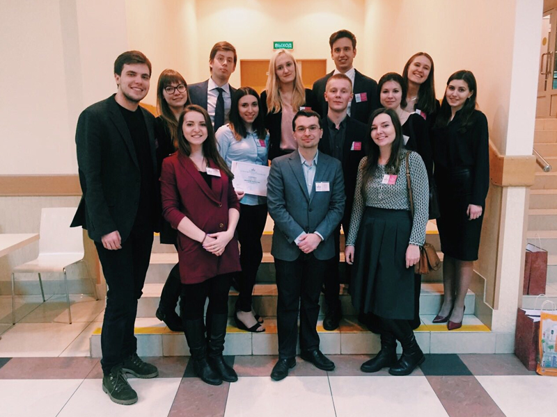 Команда ВШЭ со своим главным тренером - профессором НИУ ВШЭ, Михаилом Гальпериным.