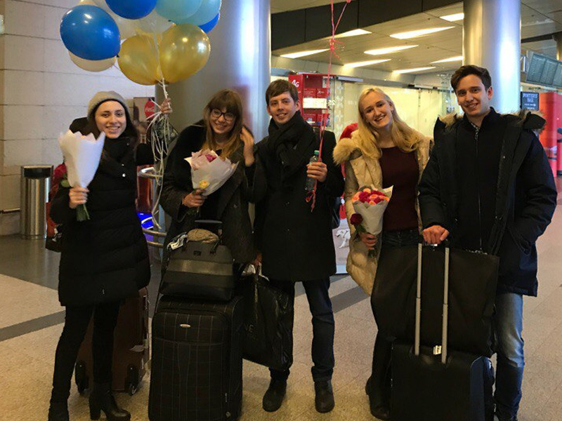 Тренеры встречают чемпионов в московском аэропорту 30 марта 2018 года.