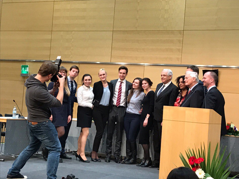 Команда из ВШЭ принимает поздравления сразу после победного финала в университете Вены.