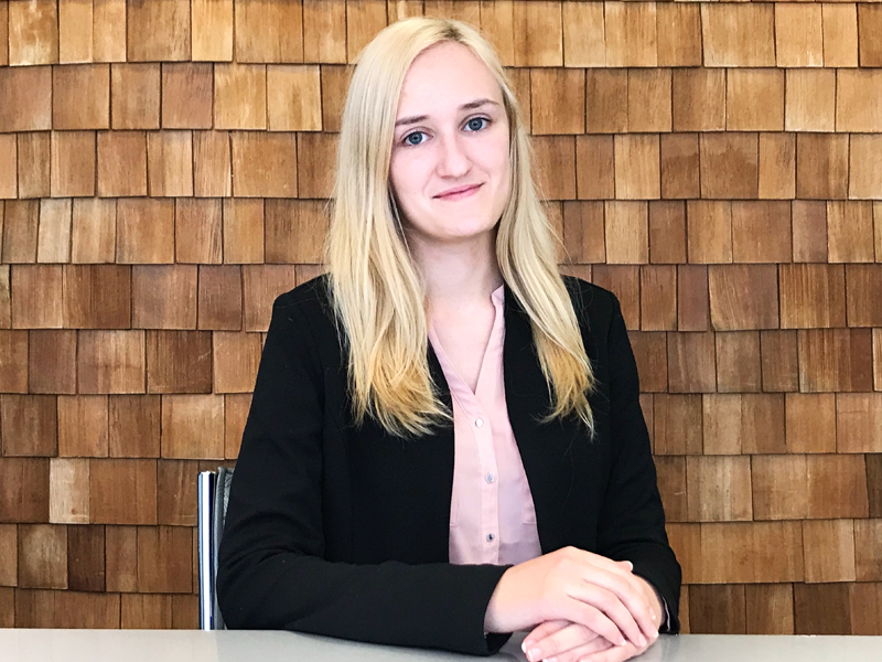 Вера Быкова, участник команды ВШЭ, победитель ВИС 2018 года. Студент 1 курса магистратуры факультета права НИУ ВШЭ. Из Калининграда. Собирается отправиться на учебу по обмену в парижскую Сорбонну. В свободное время любит играть на гитаре. Два любимых литературных произведения: Комментарий к Гражданскому кодексу Артема Карапетова и серия книг о Гарри Поттере.