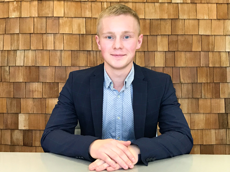 Дмитрий Горчаков, участник команды ВШЭ, победитель ВИС 2018 года. Студент 4 курса факультета права НИУ ВШЭ. Из Никольска Вологодской области. После школы собирался поступать на Востоковедение. Хочет получить степень LLM в англоговорящей стране. Мечтает никогда не потерять интерес к юриспруденции.