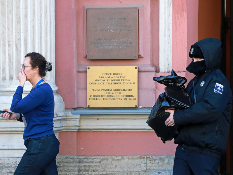Ответом России Америке на высылку дипломатов стало закрытие генерального консульства США в Санкт-Петербурге. Чтобы выбрать, какое именно консульство закрыть: в Санкт-Петербурге, Екатеринбурге или Владивостоке, Министерство иностранных дел провело опрос в Twitter. 47% участников опроса проголосовали за Санкт-Петербург. Фото: Сергей Коньков/ТАСС