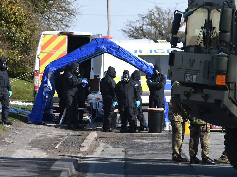 Между тем ученые и исследователи продолжают изучать образцы яда, полученные на месте происшествия. Они уже признали, что могут лишь изучить состав вещества, но определить, откуда он взялся, они не смогут. При этом британское правительство продолжает утверждать, что у них якобы есть подтверждение тому, что яд сделан в 