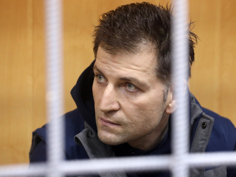 Тверской суд Москвы арестовал всех троих подозреваемых  до 30 мая, а спустя несколько дней Магомедовым и Максидову официально предъявили обвинения в организации преступного сообщества, мошенничестве и растрате. Всего, как считает следствие, они похитили больше 2,5 млрд руб. На фото Магомед Магомедов. Фото: Михаил Почуев/ТАСС 