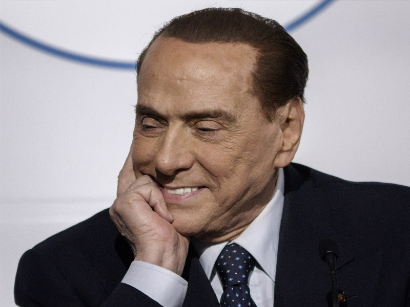 Сильвио Берлускони президентом не был, но 4 раза занимал должность председателя Совета министров Италии, последний раз с 2008 по 2011 года. В разное время политика обвиняли в сексуальной связи с несовершеннолетней, коррупции, налоговых преступлениях и других. Реального срока  сам политик избежал из-за преклонного возраста и амнистии, в 2017 году за истечением срока давности закрыли очередное уголовное дело против  него. Фото: Giuseppe Ciccia/Zuma/TASS 