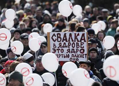 Тогда же, 21 марта, состоялся массовый митинг, на котором разгневанные жители закидали губернатора Московской области Андрея Вороьбева снежками. Событие широко освещалось в прессе. Воробьев пообещал решить проблемы за три месяца. Фото: Артем Геодакян/ТАСС