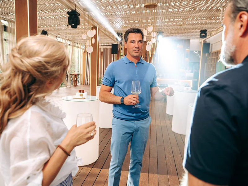 Управляющий партнер АНП Зенит Вадим Кузовков как соорганизатор мероприятия встречал гостей форума на приветственном ужине в ресторане Leto. 