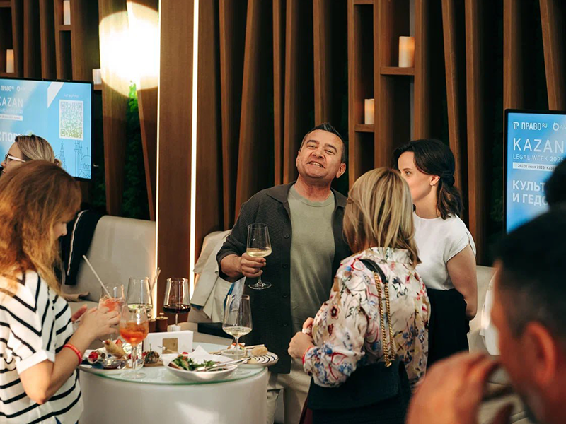 Концепт приветственного вечера подразумевал работу нескольких дискуссионных площадок на летней веранде ресторана. На фото с бокалом — партнер BGP Litigation Денис Саушкин, который курировал направление «Культура и гедонизм».