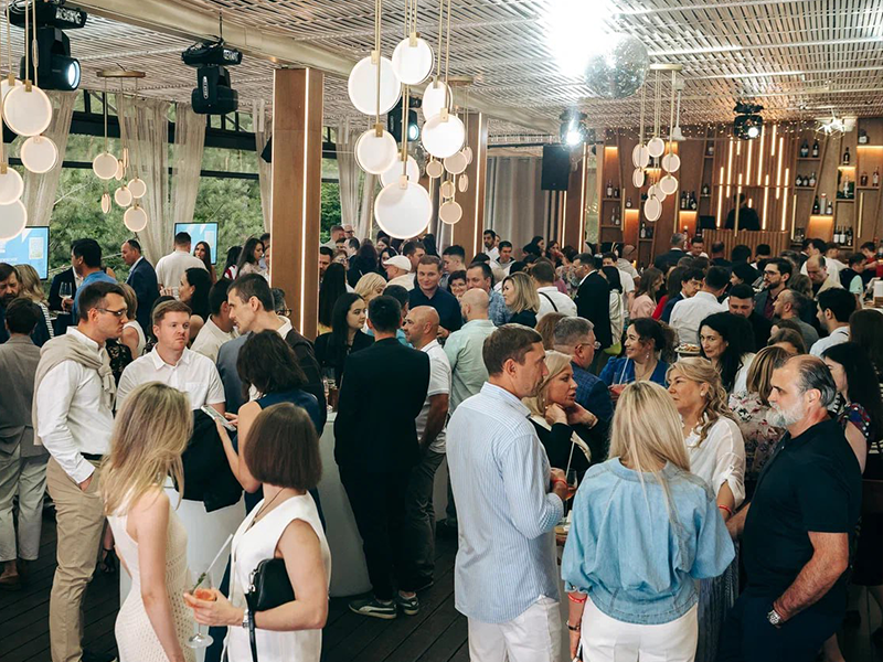 Летняя веранда модного казанского ресторана с трудом вмещала юристов, собравшихся на форум со всей России. На мероприятие заявились более 200 гостей. 