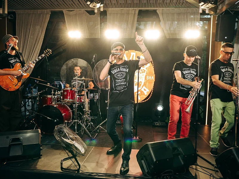 Специальным музыкальным гостем Kazan Legal Week стала местная группа ВИА «Волга-Волга». Артисты исполняли хорошо знакомые гостям форума эстрадные хиты 1990-х и 2000-х годов. 